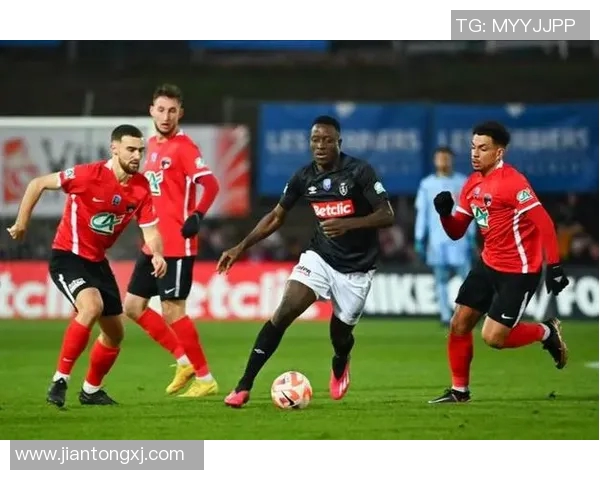 墨尔本胜利与清菜联的激烈对决展现足球魅力与团队精神