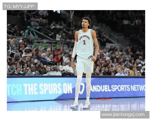 文班亚马首场比赛表现惊艳五次盖帽并成功隔扣字母哥引发热议