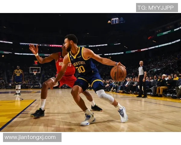 休斯顿火箭与金州勇士的激烈对决揭示NBA季后赛的悬念与精彩瞬间 休斯顿火箭与金州勇士的激烈对决揭示NBA季后赛的悬念与精彩瞬间