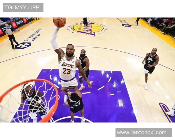 热火与湖人激战正酣NBA季后赛精彩对决引发球迷热议